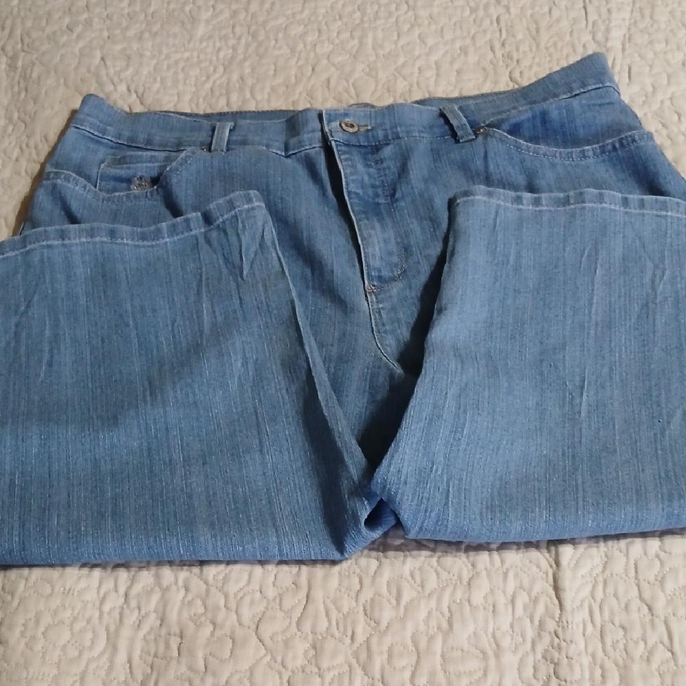 Gloria Vanderbilt Light Blue Straight Leg CAPRIS